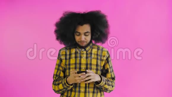 快乐迷人的年轻非裔美国人在紫色背景下的手机上交谈情感概念视频的预览图