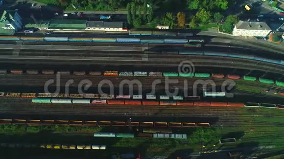 火车站彩色火车的鸟瞰图铁路上有货物的瓦贡人重工业视频的预览图