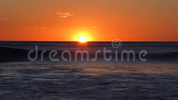 海上的橙色日落视频的预览图