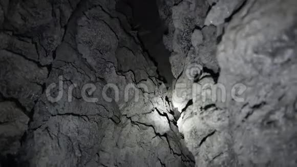 灯笼的光线照亮了山洞的缝隙视频的预览图