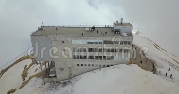 山顶和缆车大楼的空中镜头塔塔利视频的预览图