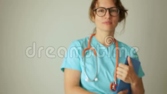 医生治疗师带眼镜的女人亲密的肖像女人微笑医药和保健概念视频的预览图