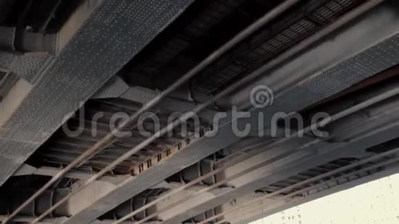 带柱和支撑柱的桥下桁架的金属结构视频的预览图