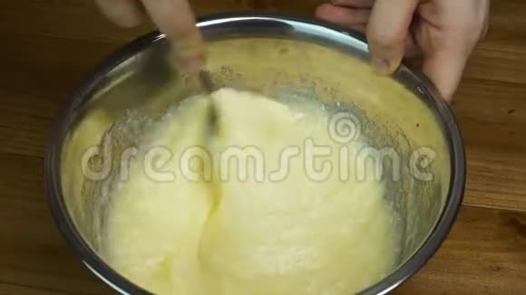 碗里的液体面团视频的预览图