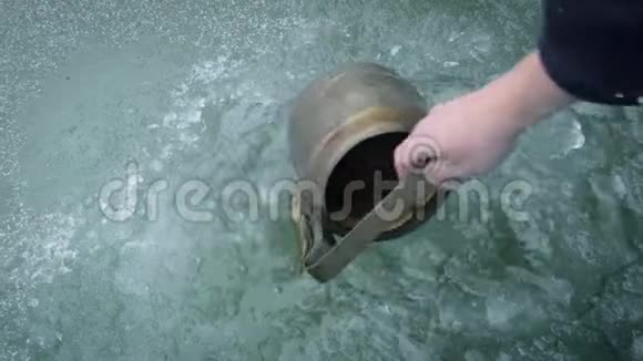 冰洞里的水视频的预览图