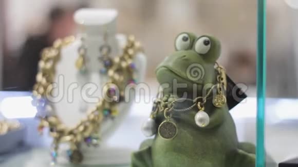 珠宝项链和青蛙成功的象征英译汉1祝你好运视频的预览图