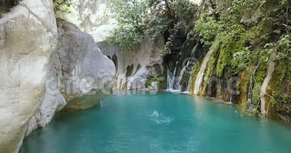 在Goynuk峡谷溅出蓝色的水岩石和瀑布4k视频的预览图