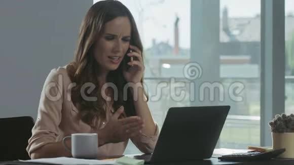 商务女性说话移动集中自由职业者处理文件视频的预览图