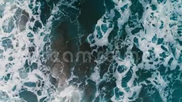 波涛汹涌的海浪深海水域为自然背景鸟瞰视频的预览图