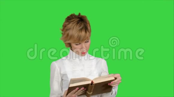 集中年轻商务女性在绿色屏幕上拿着和阅读书籍Chroma键视频的预览图