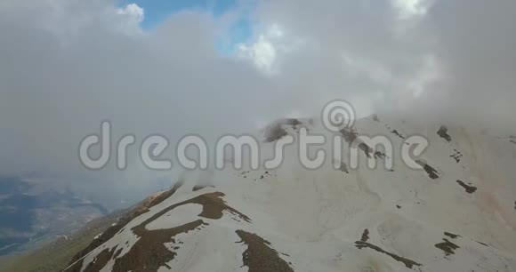 塔塔利山山顶的空中镜头在云层中飞行4公里视频的预览图