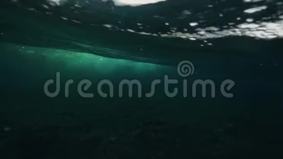 在明亮的夏季日出中水下景色海浪破碎和闪烁视频的预览图
