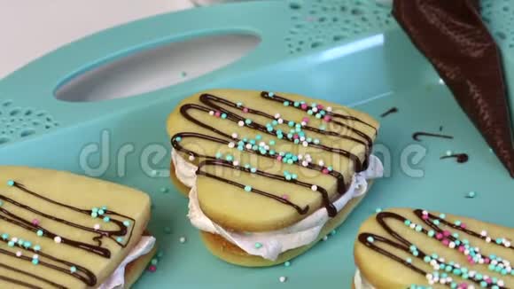 一个棉花糖三明治放在托盘上装饰着巧克力和装饰洒水关门视频的预览图