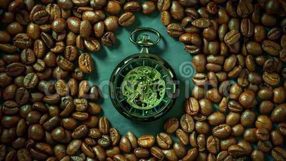 早上桌上的咖啡豆中间有时间流逝的怀表视频的预览图