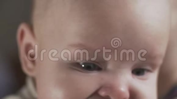 当宝宝微笑的时候闭上的脸妈妈手中快乐的孩子视频的预览图