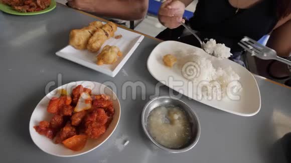 一个女人在一家亚洲餐馆的桌子上吃饭的局部视图视频的预览图