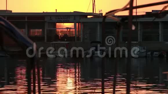 船靠泊处日落视频的预览图