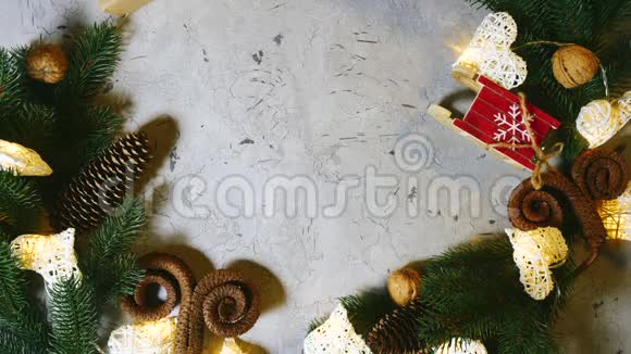 在节日玩具和装饰品的背景下女性手里放着圣诞礼物而男性手里则放着圣诞礼物视频的预览图