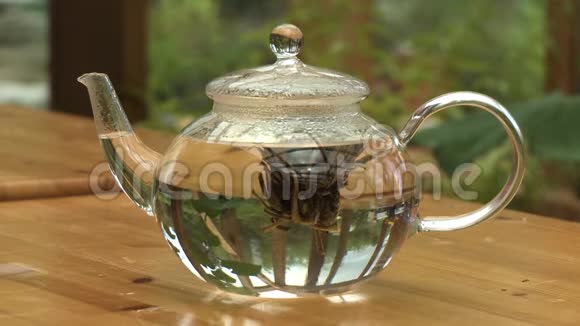 带水和花茶球的茶壶视频的预览图