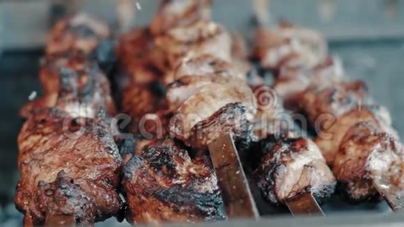 在一家街头餐馆里极致的特写肉用煤烤视频的预览图