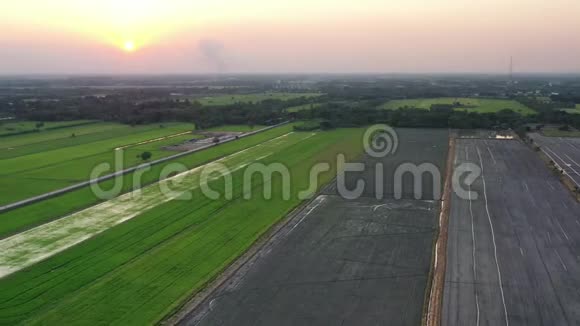 泰国中部美丽的日落天空和农田的鸟瞰图视频的预览图
