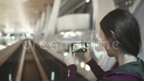 站在终点站列车前窗的女人视频的预览图