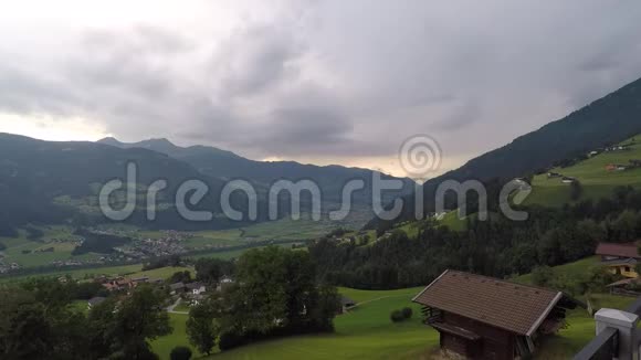 阿尔卑斯山上一场正在发展中的雷雨随着山谷里的大雨而流逝视频的预览图
