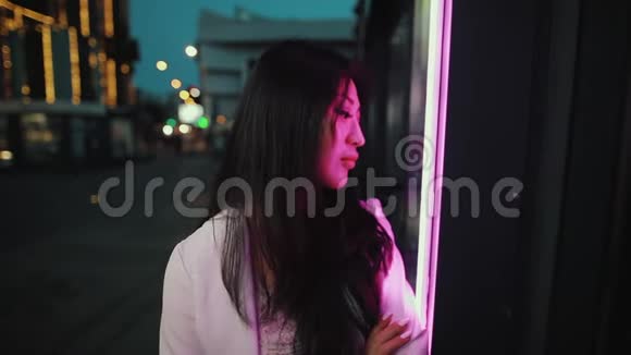 紫光夜城亚洲女子肖像视频的预览图
