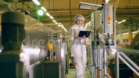 一人在食品生产设施中与工厂设备一起工作视频的预览图