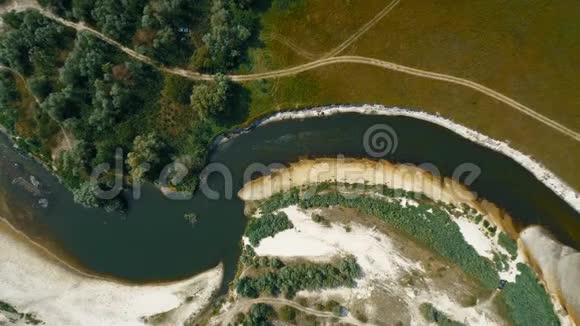 夏季干燥河流田野和森林的鸟瞰图视频的预览图