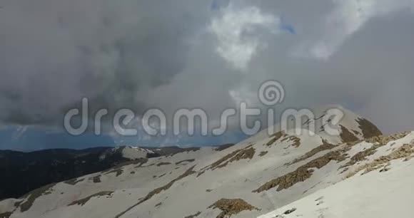 塔塔利山山顶积雪的空中景观4k视频的预览图