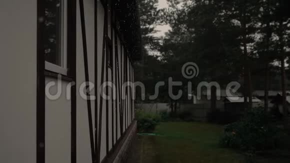 雨水沿着斯堪的纳维亚风格的房子的墙壁滴落视频的预览图