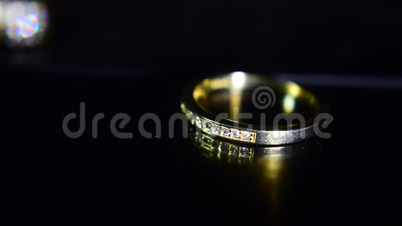 钻石戒指豪华结婚戒指有昂贵的闪光和反光视频的预览图