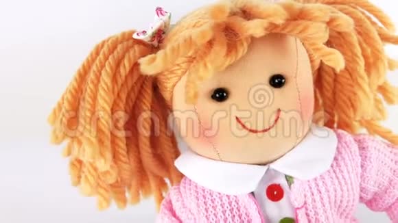 可爱的微笑漂亮的布娃娃肖像特写在白色视频的预览图