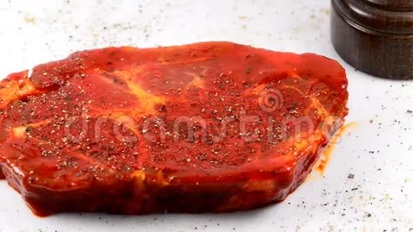 生猪肉和腌制猪肉颈在餐桌上视频的预览图