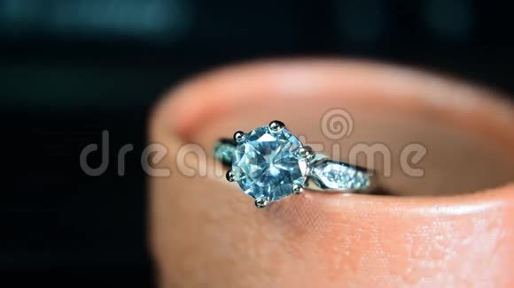 钻石戒指豪华结婚戒指有昂贵的闪光和反光视频的预览图