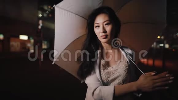 亚洲女人在夜城打伞视频的预览图