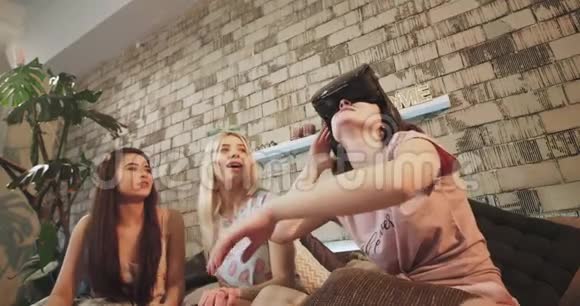 有魅力的年轻女士一起享受时光她们探索一种新的技术虚拟现实眼镜其中之一视频的预览图