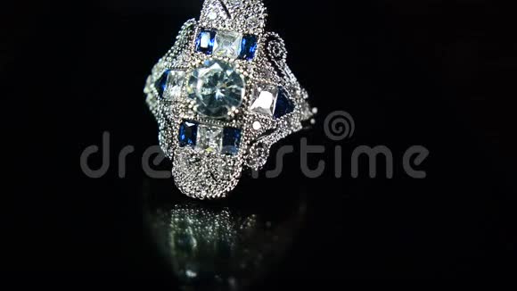 镶有蓝色宝石的白金戒指被钻石包围视频的预览图