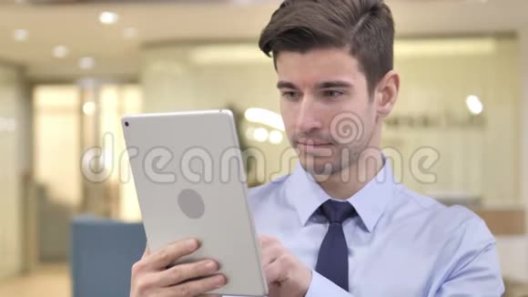 商人使用平板电脑视频的预览图