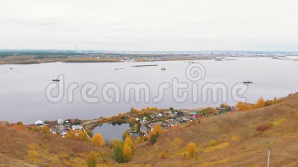 河流沿岸一个村庄的景观视频的预览图