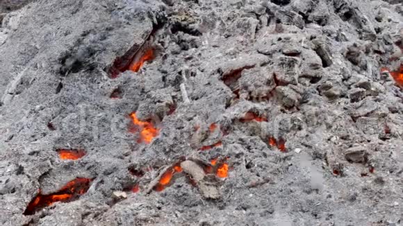 灰烬和煤从强烈的火视频的预览图