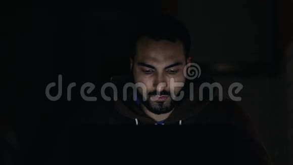 男人晚上在电脑前工作视频的预览图