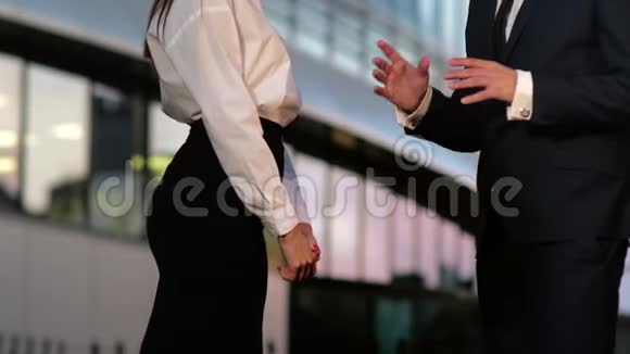 男性和女性同事在街上用手势交谈视频的预览图