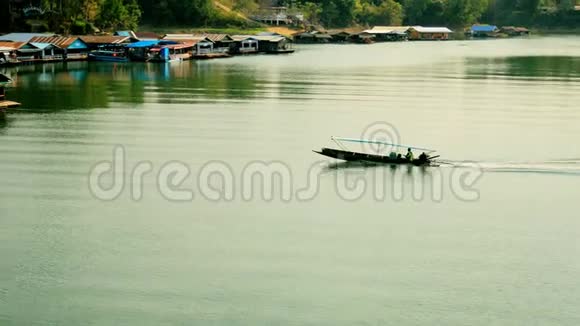 泰国坎查纳布里河的长尾船视频的预览图
