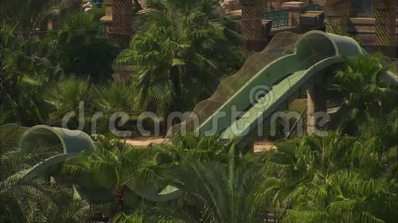 绿色滑水道水上公园迪拜视频的预览图