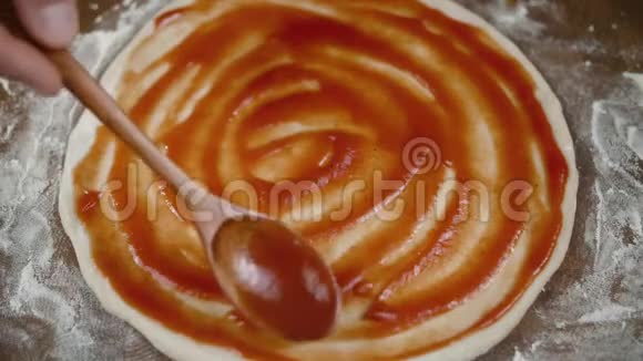 蕃茄酱用木勺抹在披萨面团上视频的预览图