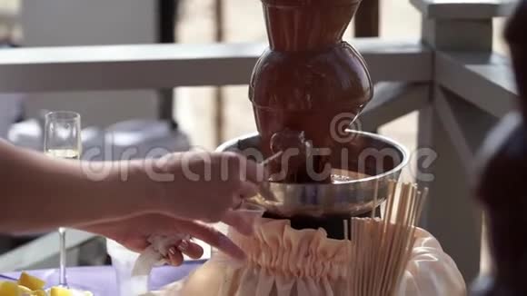 巧克力喷泉火锅视频的预览图