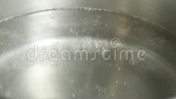 锅里的沸水视频的预览图