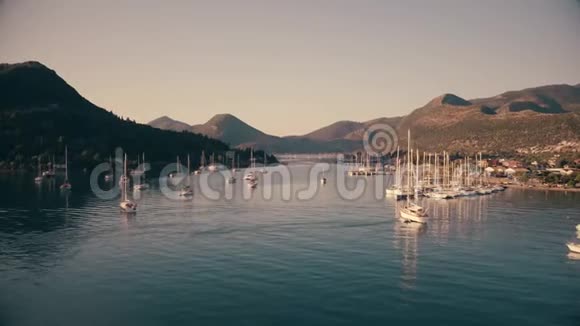 尼德里沿海城镇附近抛锚的帆船的低空鸟瞰图希腊莱夫卡达视频的预览图